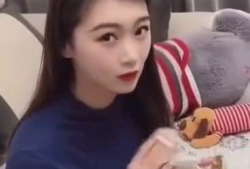 给媳妇揪脖子视频,记录甜蜜生活点滴